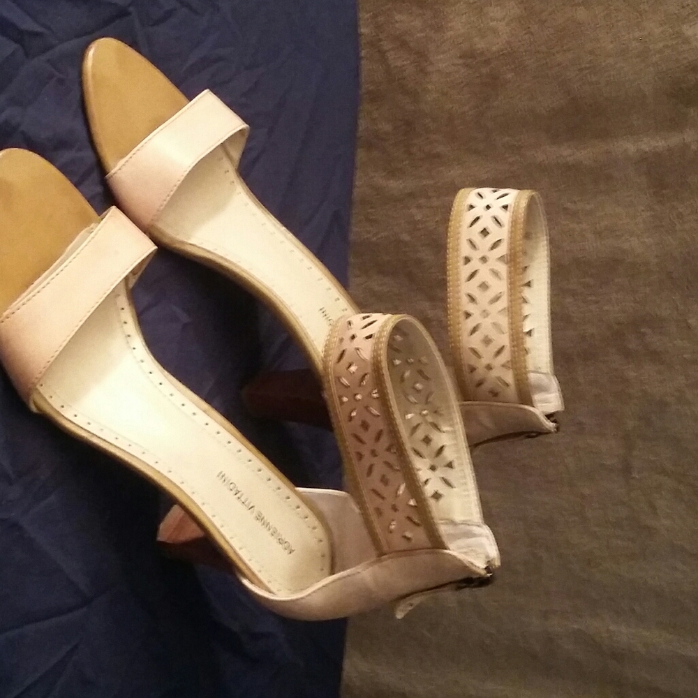 Heeled shoes